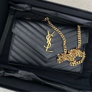 CASSANDRE MATELASSÉ CHAIN WALLET IN GRAIN DE POUDRE EMBOSSED LEATHER